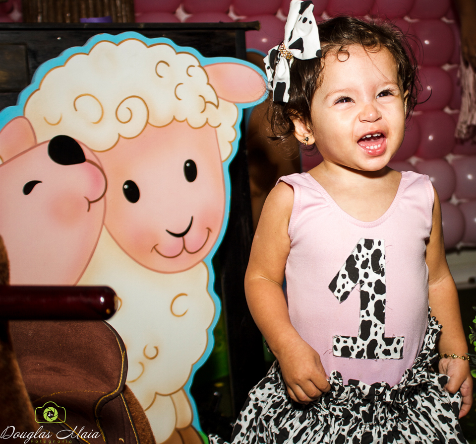 Lara ao lado de ovelhinha pelo fotógrafo Douglas Maia