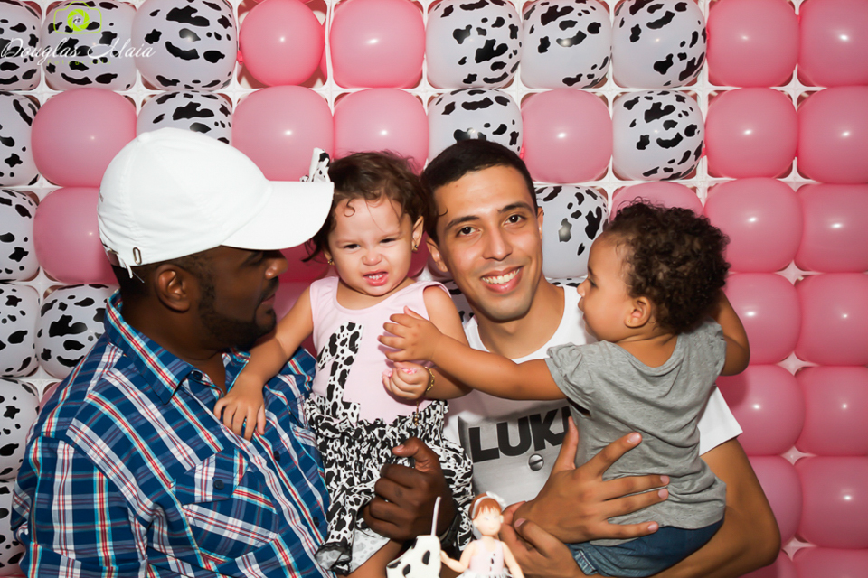 Lara brincando com coleguinha pelo fotógrafo Douglas Maia