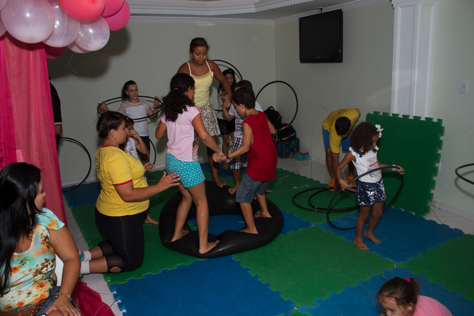 Crianças se divertem na festa pelo fotógrafo Douglas Maia