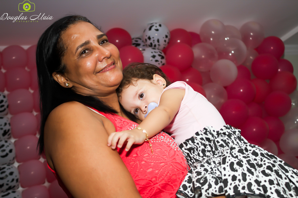 Lara deitada no colo da vovó pelo fotógrafo Douglas Maia