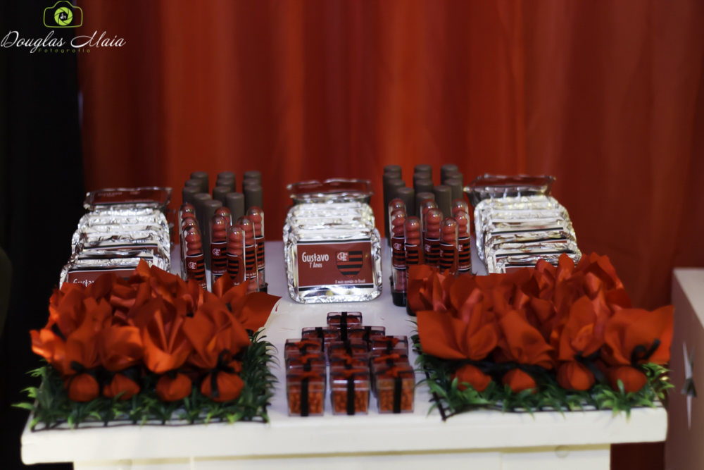 Mesa com doces Tema Flamengo pelo fotógrafo Douglas Maia