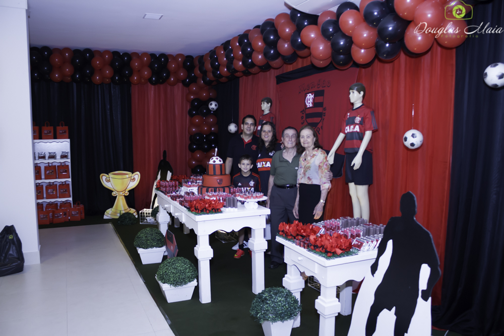 Gustavo e sua família posam para foto pelo fotógrafo Douglas Maia