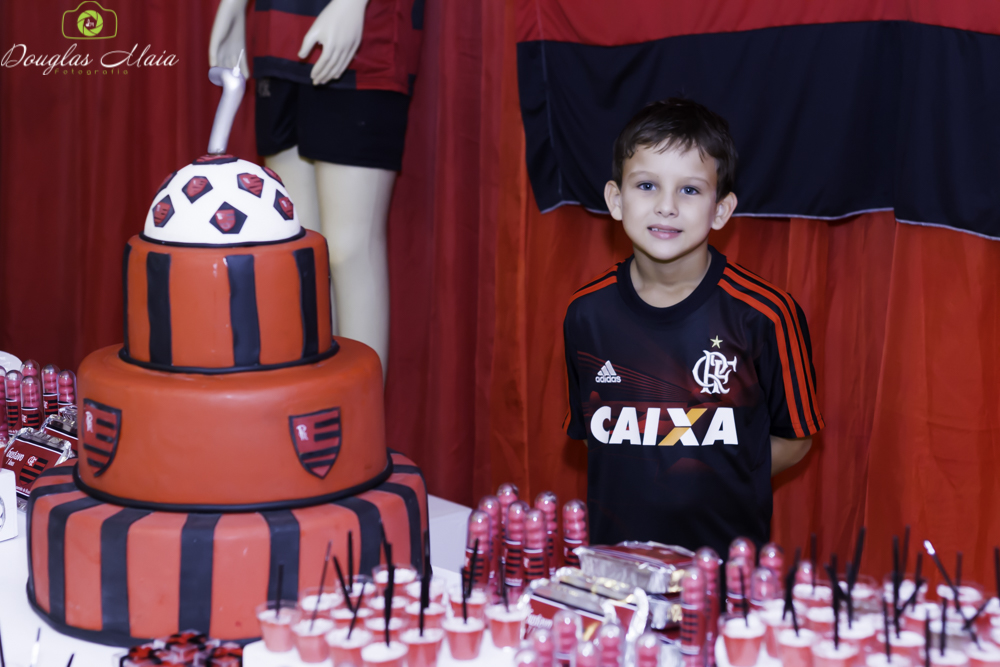 Gustavo ao lado do bolo pelo fotógrafo Douglas Maia