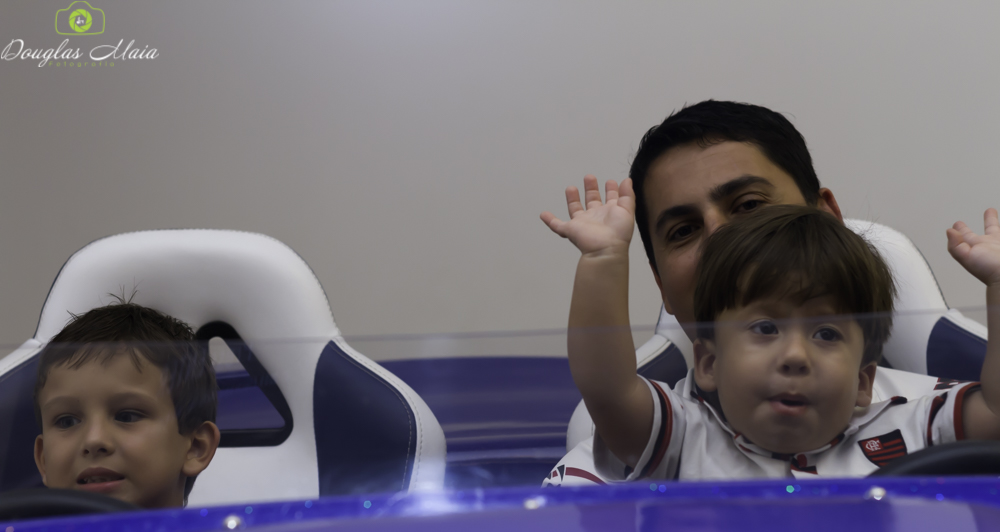 Gustavo e menino brincando no carrinho pelo fotógrafo Douglas Maia