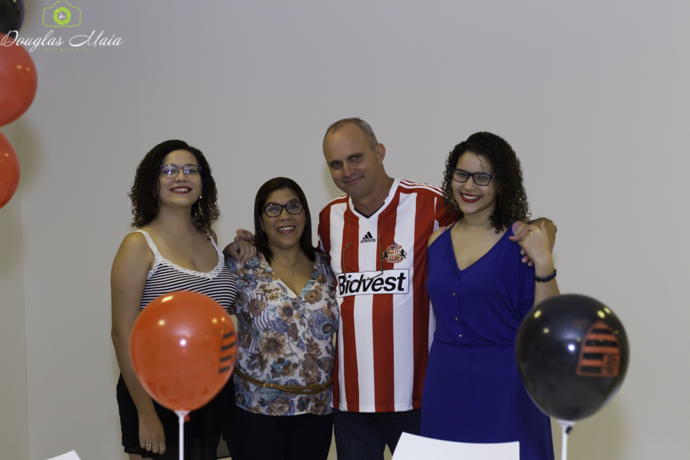 Convidados abraçados pelo fotógrafo Douglas Maia