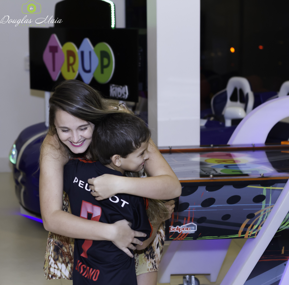 Gustavo recebe abraço pelo fotógrafo Douglas Maia