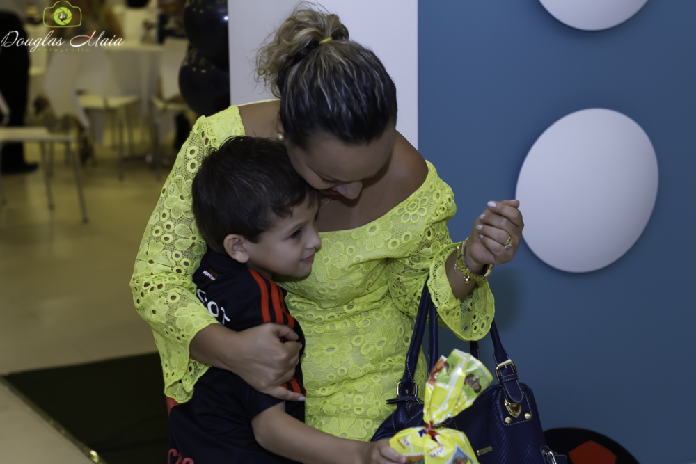 Gustavo ganha presente pelo fotógrafo Douglas Maia