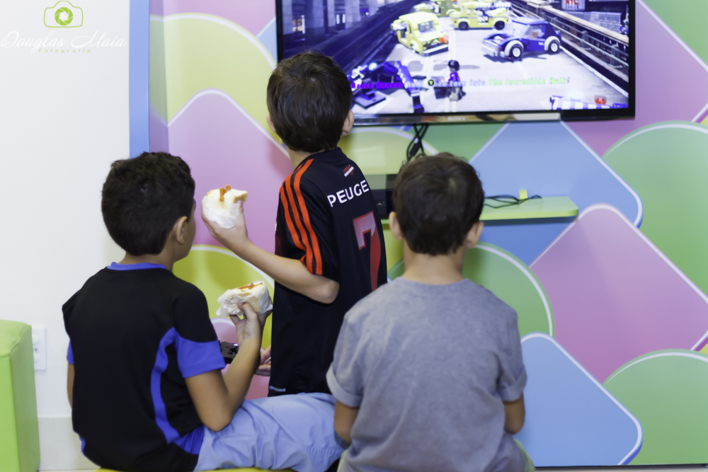 Meninos brincando pelo fotógrafo Douglas Maia