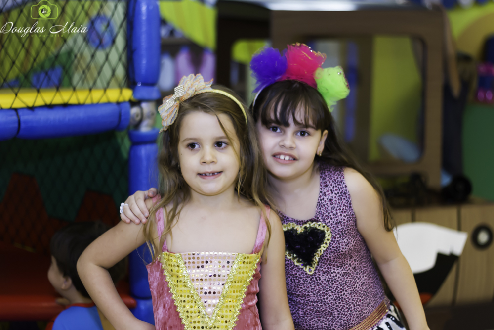 Meninas na festa pelo fotógrafo Douglas Maia