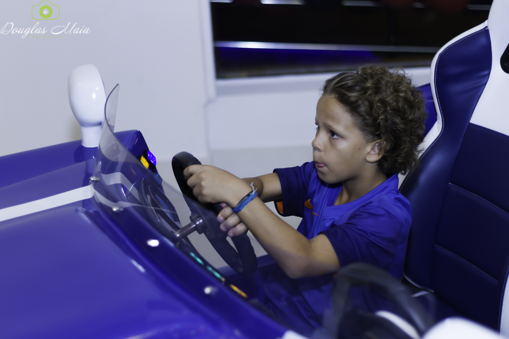 Menino brincando pelo fotógrafo Douglas Maia