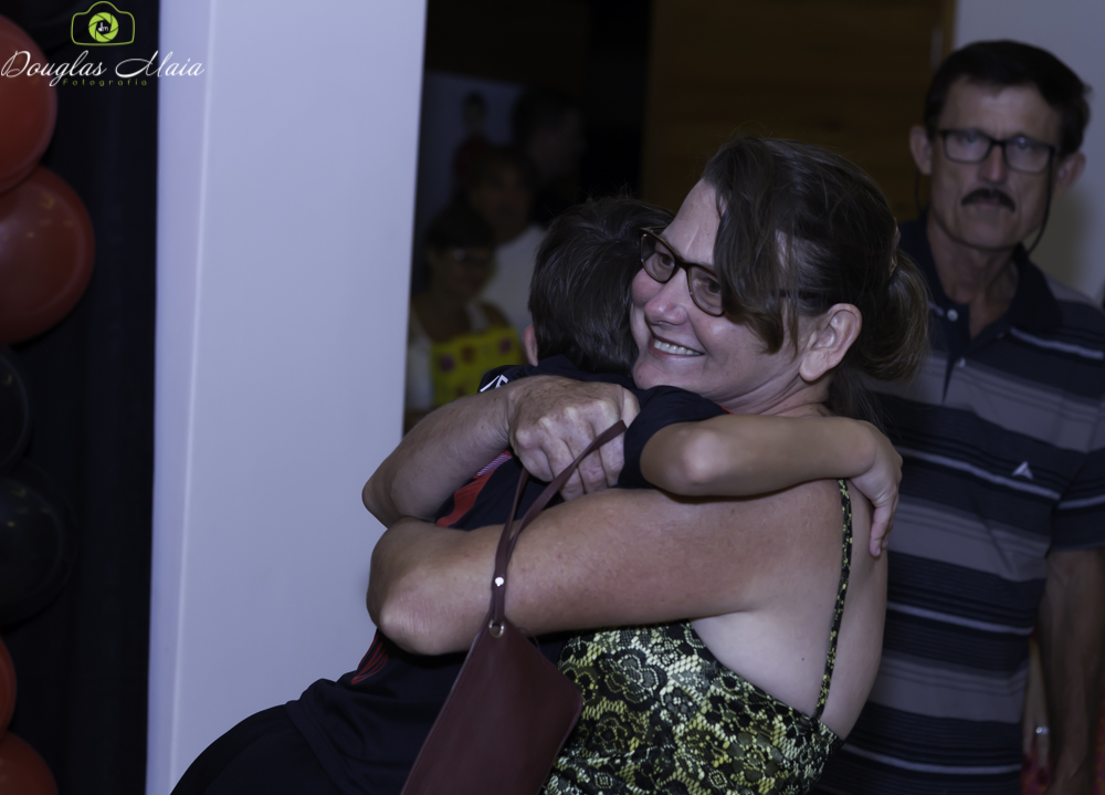 Gustavo sendo abraçado pelo fotógrafo Douglas Maia