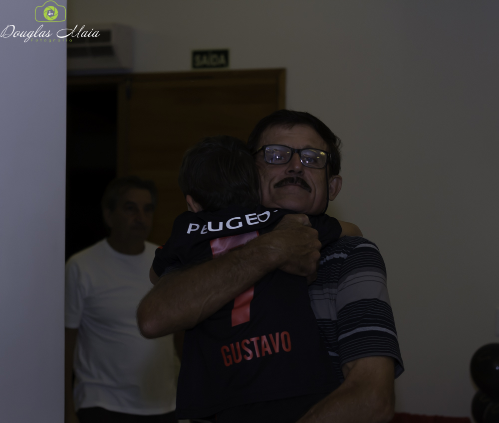 Gustavo recebe cumprimentos pelo fotógrafo Douglas Maia