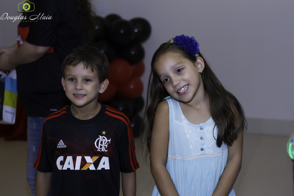 Gustavo ao lado de menina pelo fotógrafo Douglas Maia