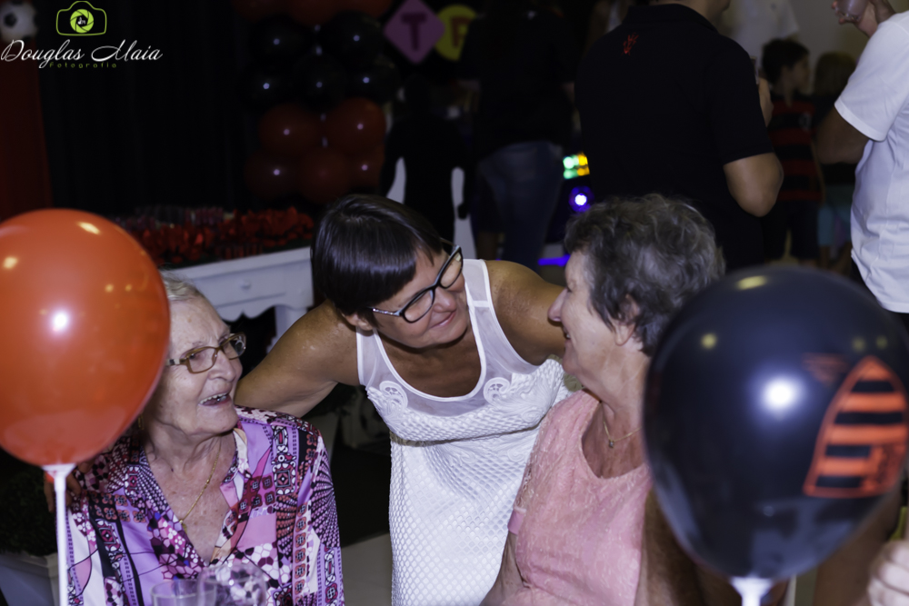 Convidadas conversando pelo fotógrafo Douglas Maia