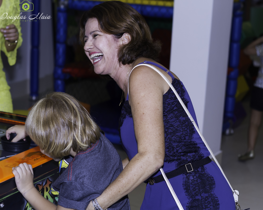 Convidada sorrindo pelo fotógrafo Douglas Maia