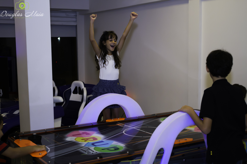 Menina se divertindo pelo fotógrafo Douglas Maia