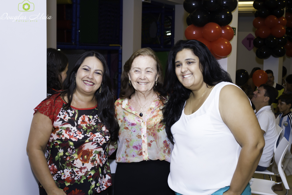 Mulheres sorrindo pelo fotógrafo Douglas Maia
