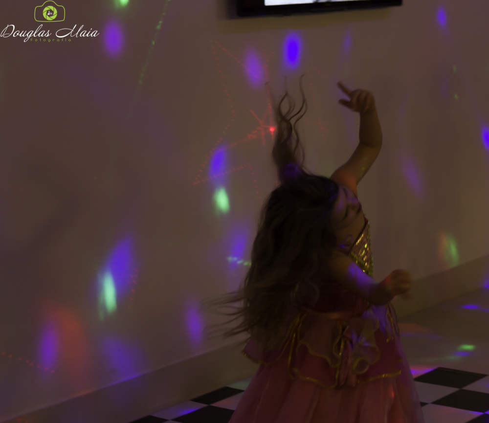 Menina dançando pelo fotógrafo Douglas Maia