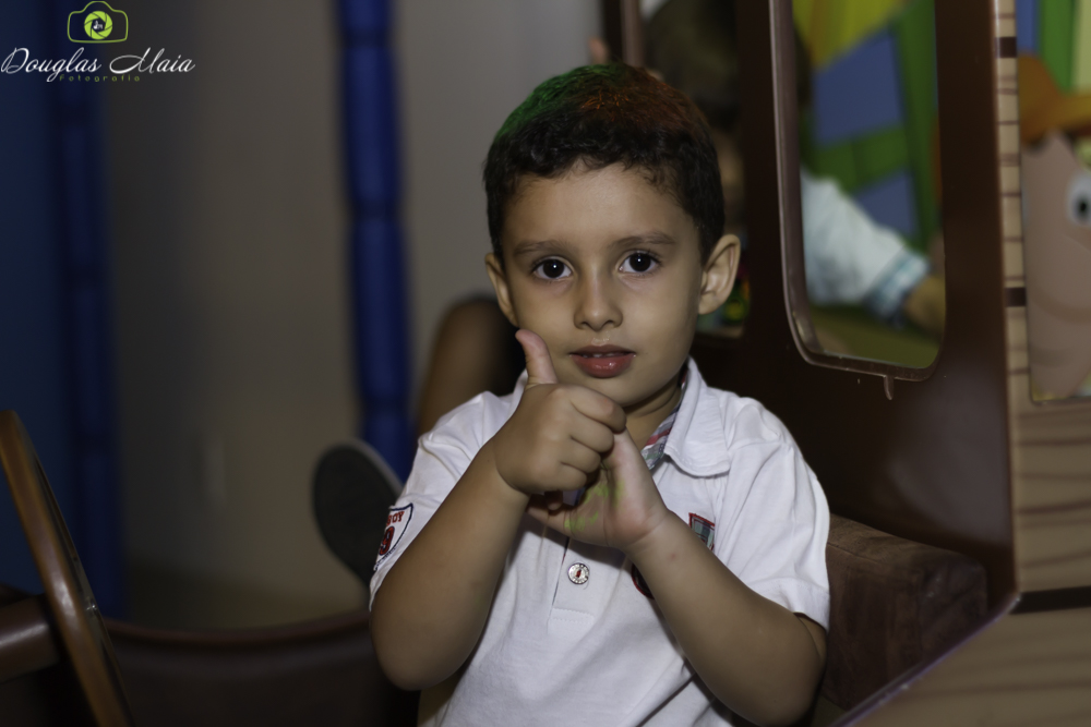 Menino faz pose para a foto pelo fotógrafo Douglas Maia