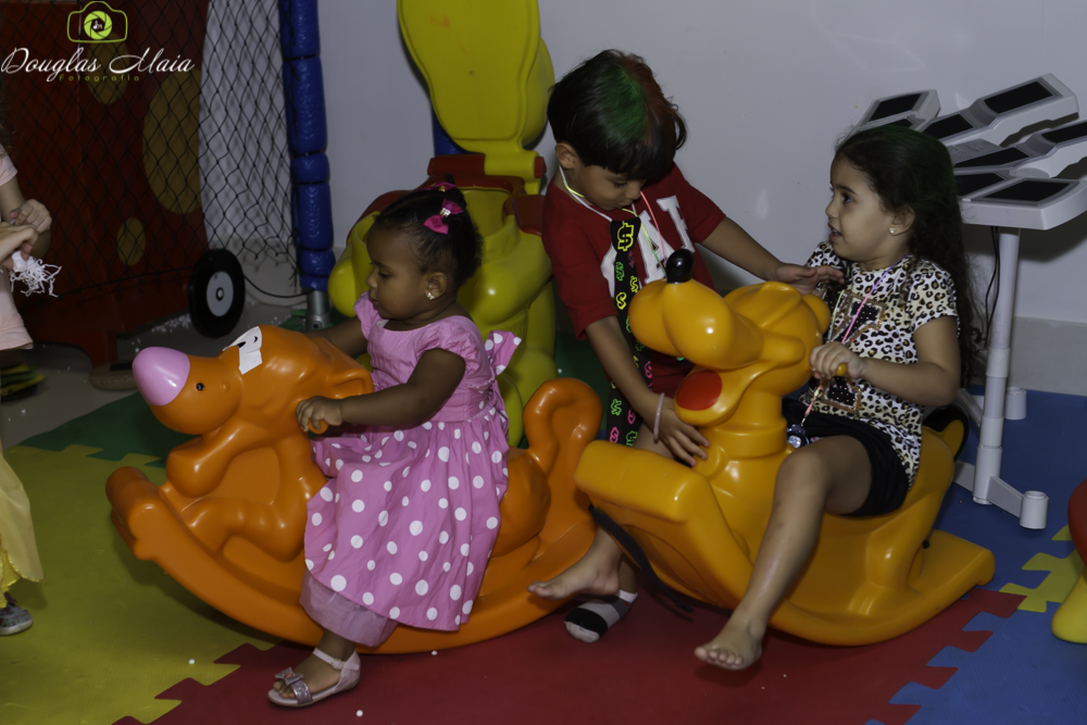 Crianças brincando no cavalinho pelo fotógrafo Douglas Maia