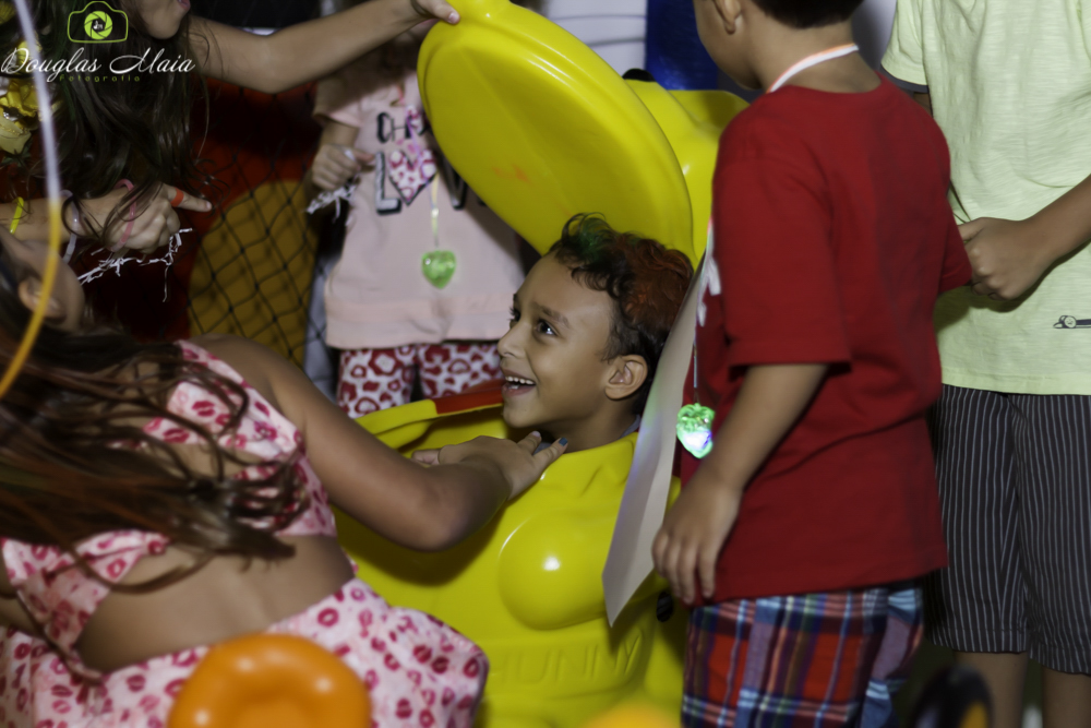 Crianças se divertem pelo fotógrafo Douglas Maia