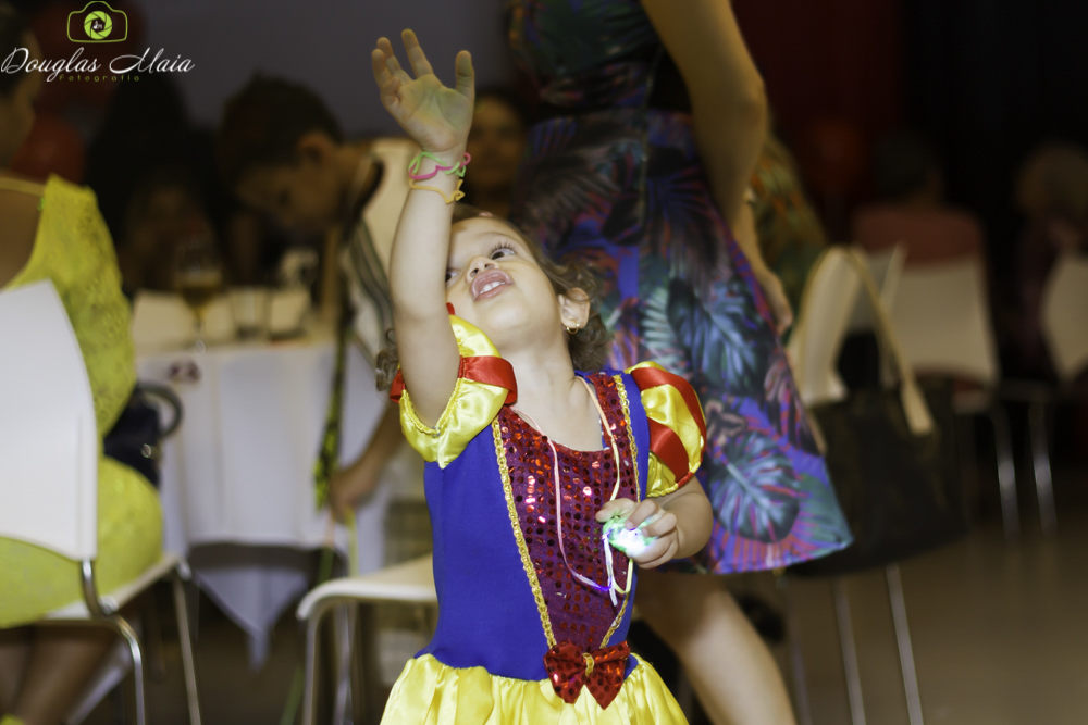 Menina vestida de branca de neve pelo fotógrafo Douglas Maia