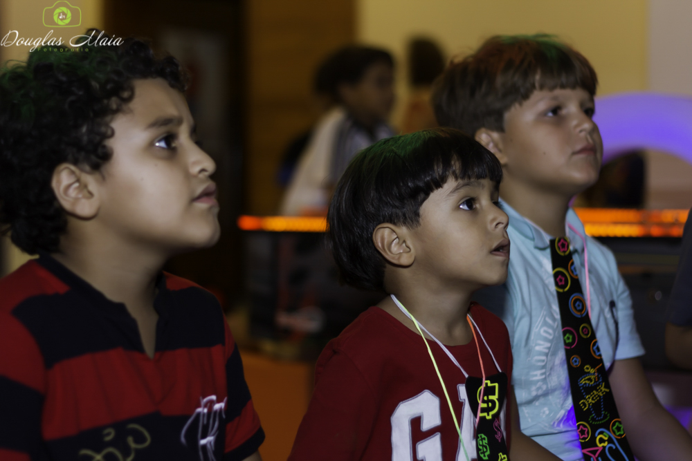 Meninos concentrados brincando pelo fotógrafo Douglas Maia