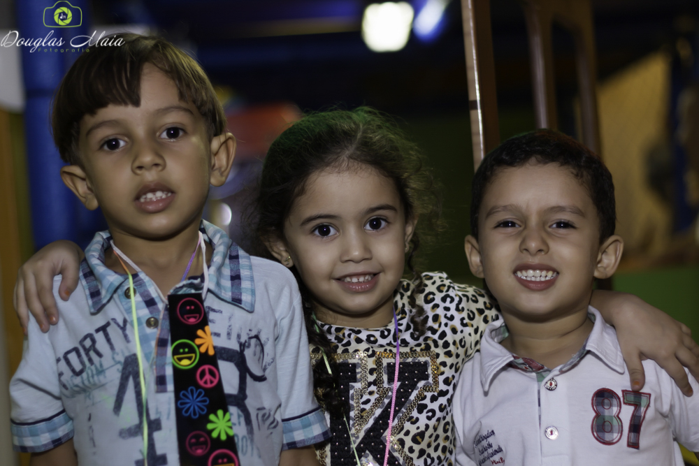 Crianças abraçadas pelo fotógrafo Douglas Maia