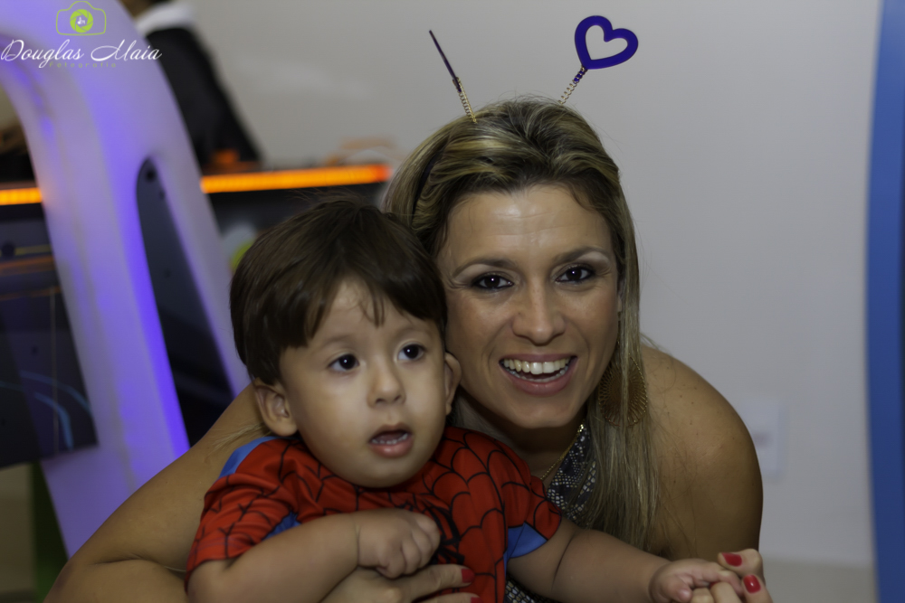 Mulher e menino pelo fotógrafo Douglas Maia