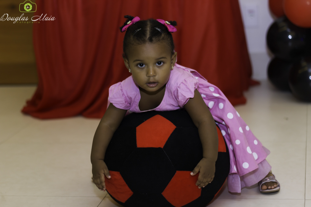 Menina brincando com a bola pelo fotógrafo Douglas Maia