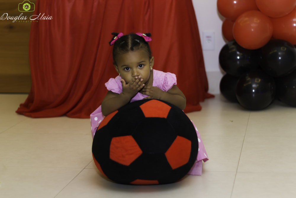 Menininha brincando pelo fotógrafo Douglas Maia