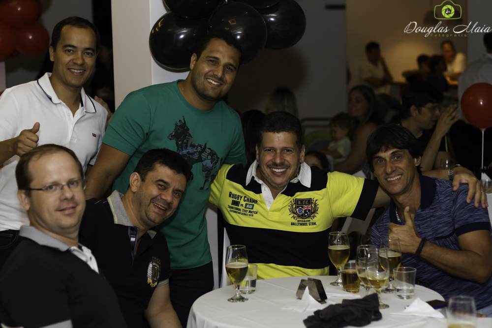 Convidados sorridentes pelo fotógrafo Douglas Maia