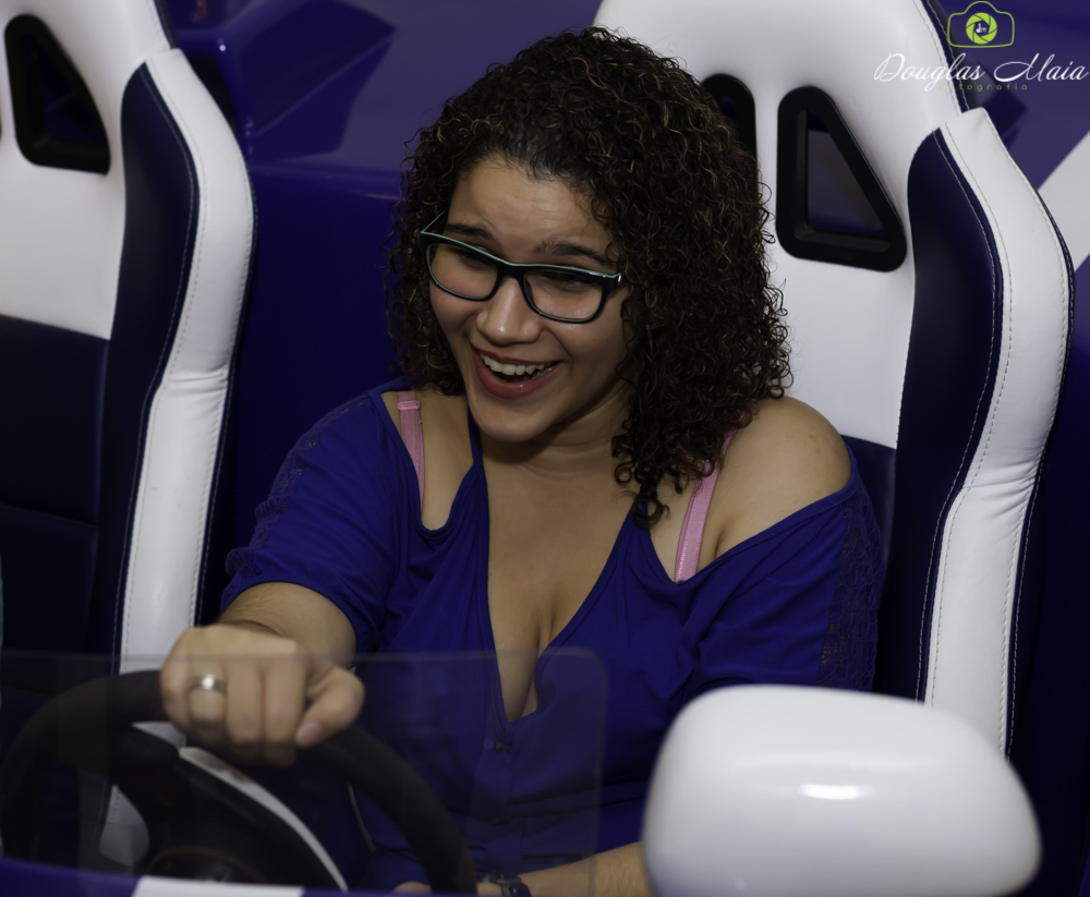 Mulher brincando pelo fotógrafo Douglas Maia