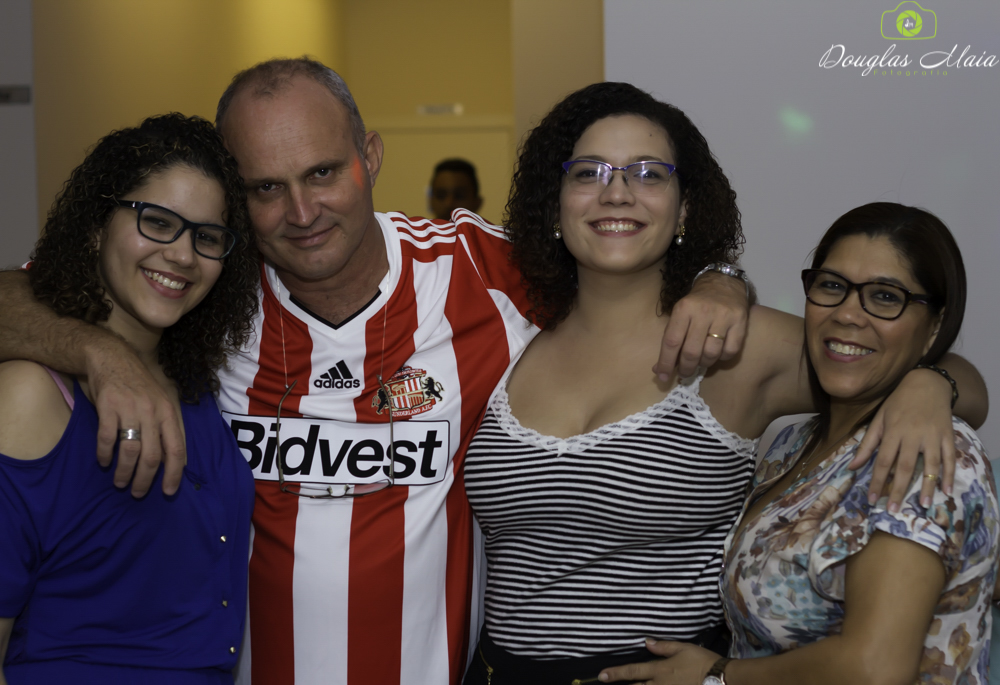 Família abraçada pelo fotógrafo Douglas Maia