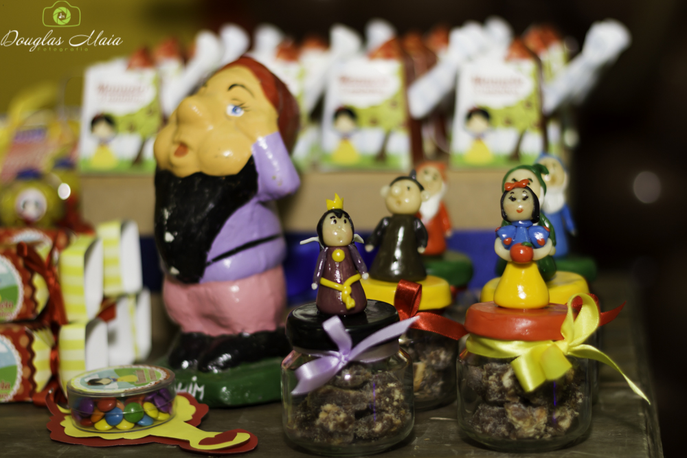 Bonecos decoram pote de doces Branca de Neve pelo fotógrafo Douglas Maia