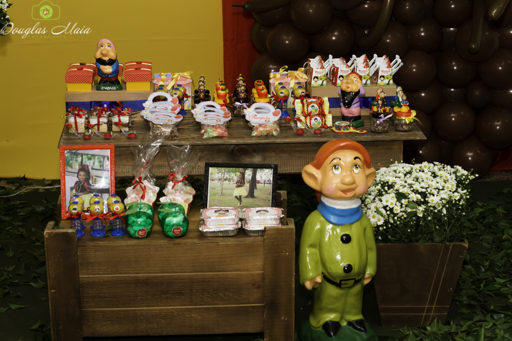 Mesa com doces e lembrancinhas Tema Branca de Neve pelo fotógrafo Douglas Maia