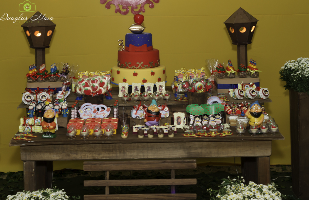 Bolo e doces personalizados Tema Branca de Neve pelo fotógrafo Douglas Maia