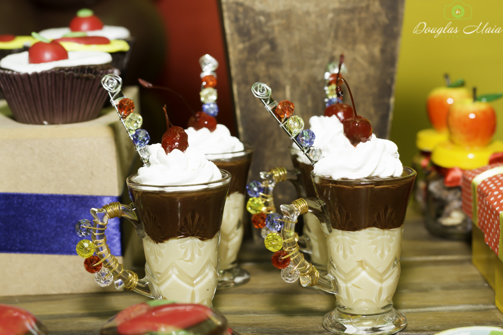 Doce no copo Branca de Neve pelo fotógrafo Douglas Maia