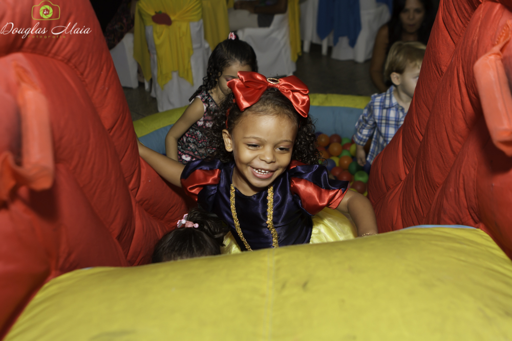 Manuela na piscina de bolinhas pelo fotógrafo Douglas Maia