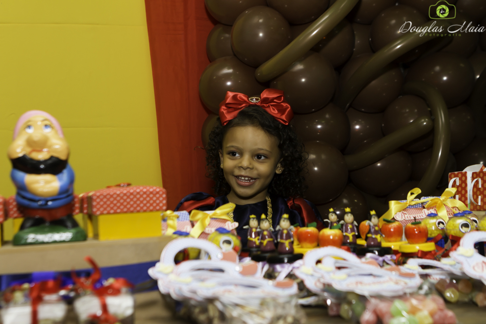 Manuela feliz pelo fotógrafo Douglas Maia