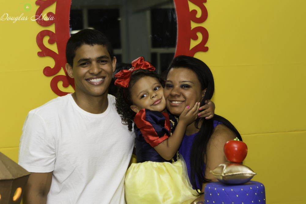 Manuela abraçando pelo fotógrafo Douglas Maia