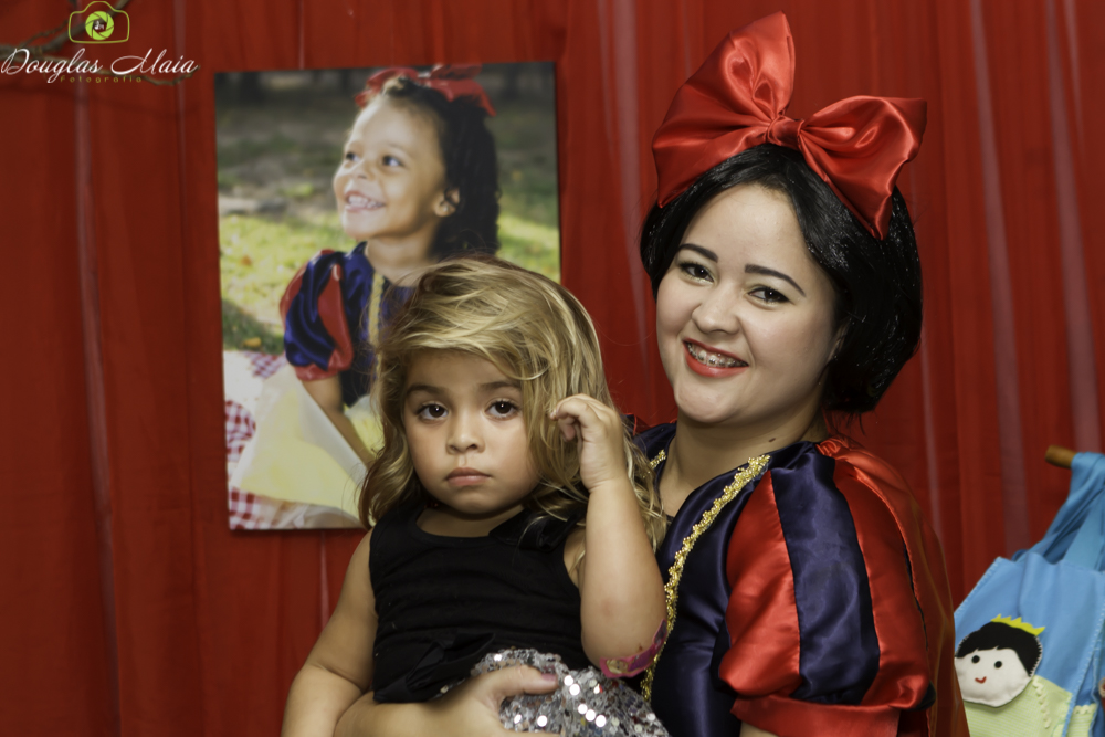 Branca de Neve com menininha pelo fotógrafo Douglas Maia