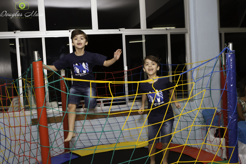 Meninos no pula pula pelo fotógrafo Douglas Maia
