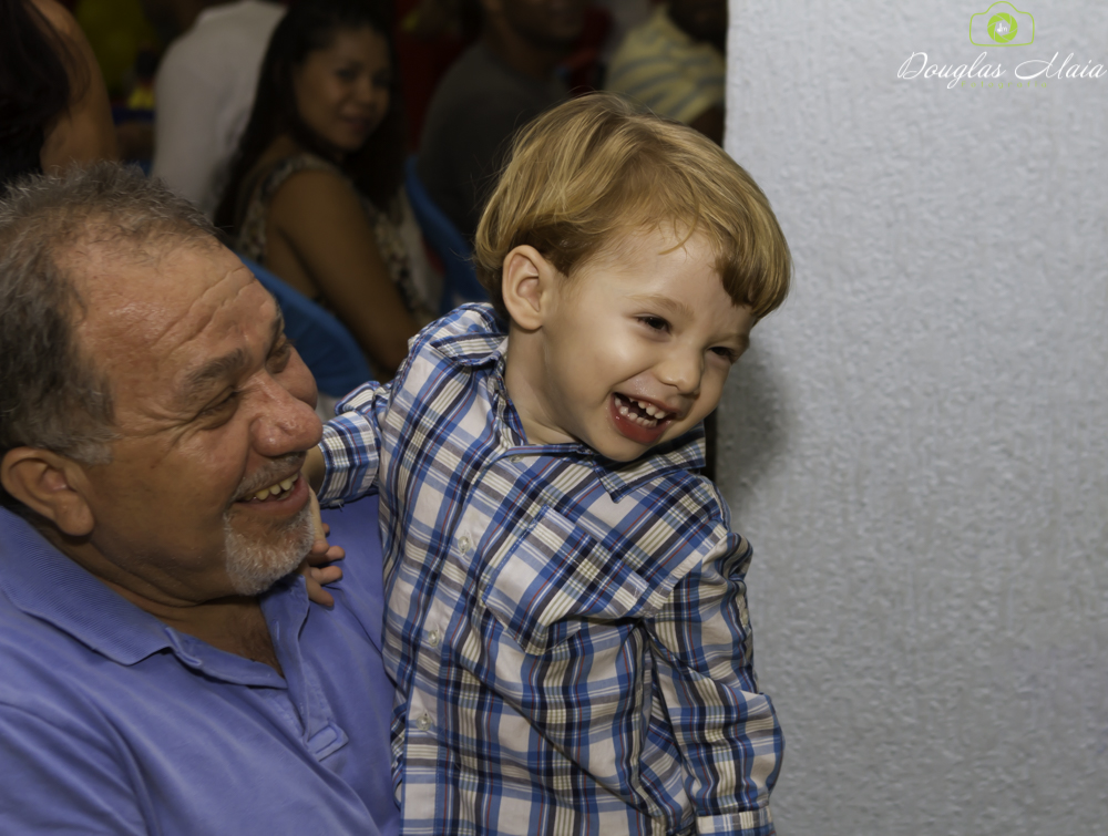 Menino sorrindo pelo fotógrafo Douglas Maia