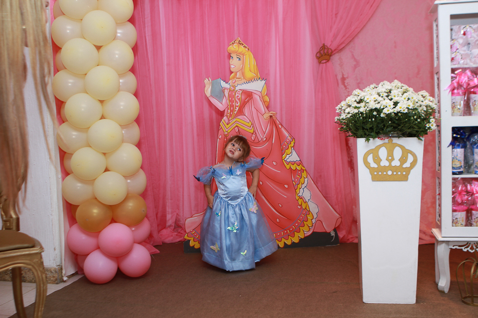 Ana Beatriz fazendo pose para foto pelo fotógrafo Douglas Maia