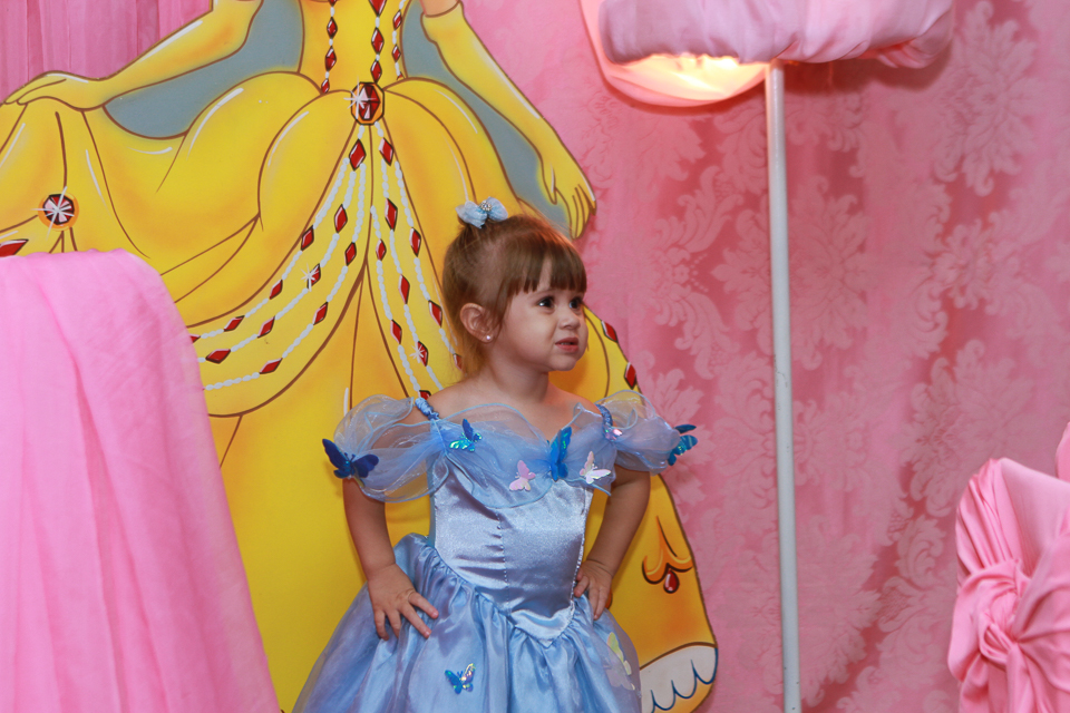 Ana Beatriz sorrindo pelo fotógrafo Douglas Maia