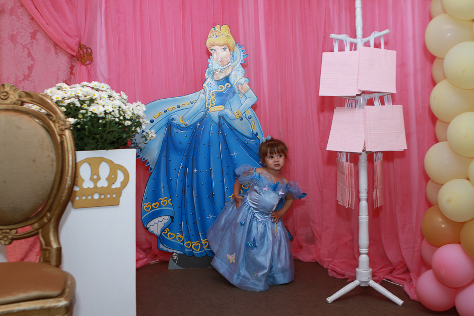 Ana Beatriz ao lado da Cinderela pelo fotógrafo Douglas Maia