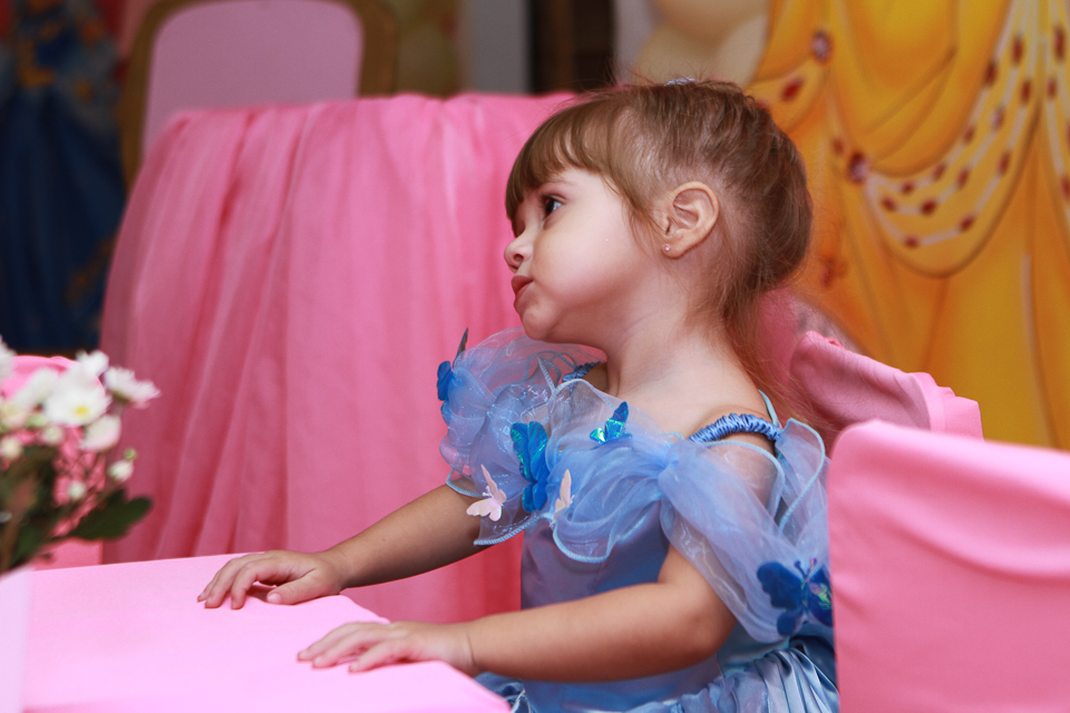 Ana Beatriz na  mesa pelo fotógrafo Douglas Maia