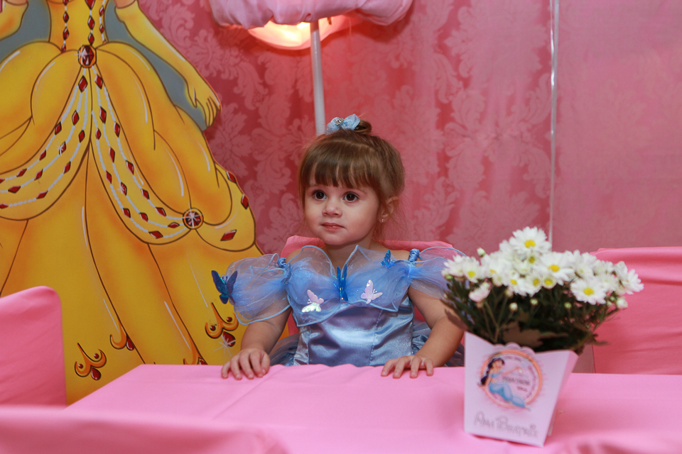 Ana Beatriz sentada pelo fotógrafo Douglas Maia