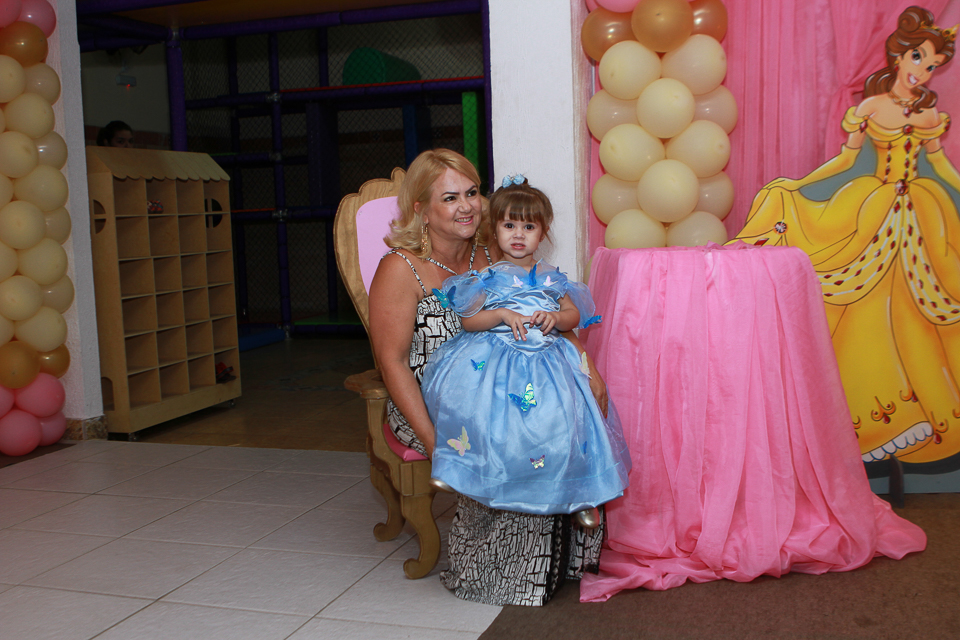 Ana Beatriz com a vovó pelo fotógrafo Douglas Maia